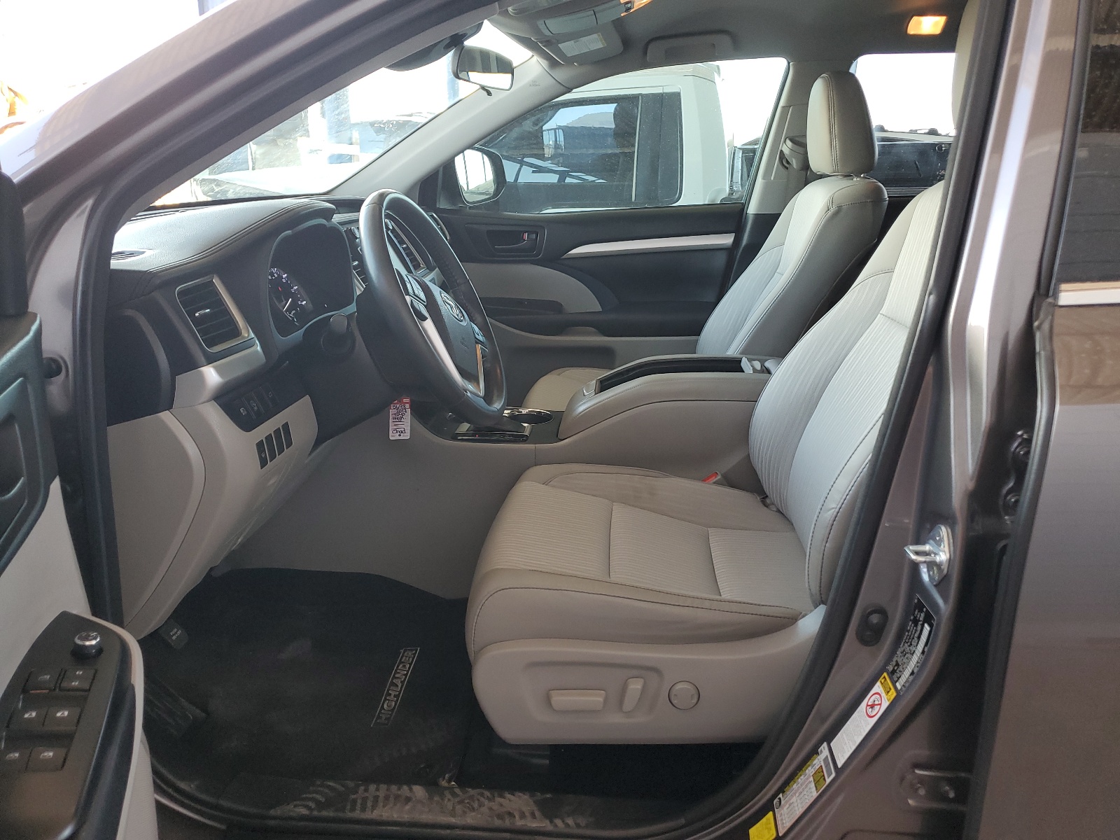 5TDZZRFH4HS226162 2017 Toyota Highlander Le