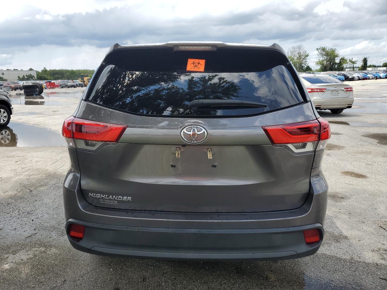 5TDZARFH7JS040225 2018 Toyota Highlander Le