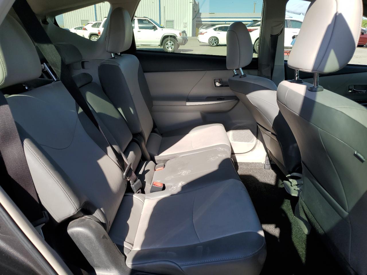 JTDZN3EUXHJ068270 2017 Toyota Prius V