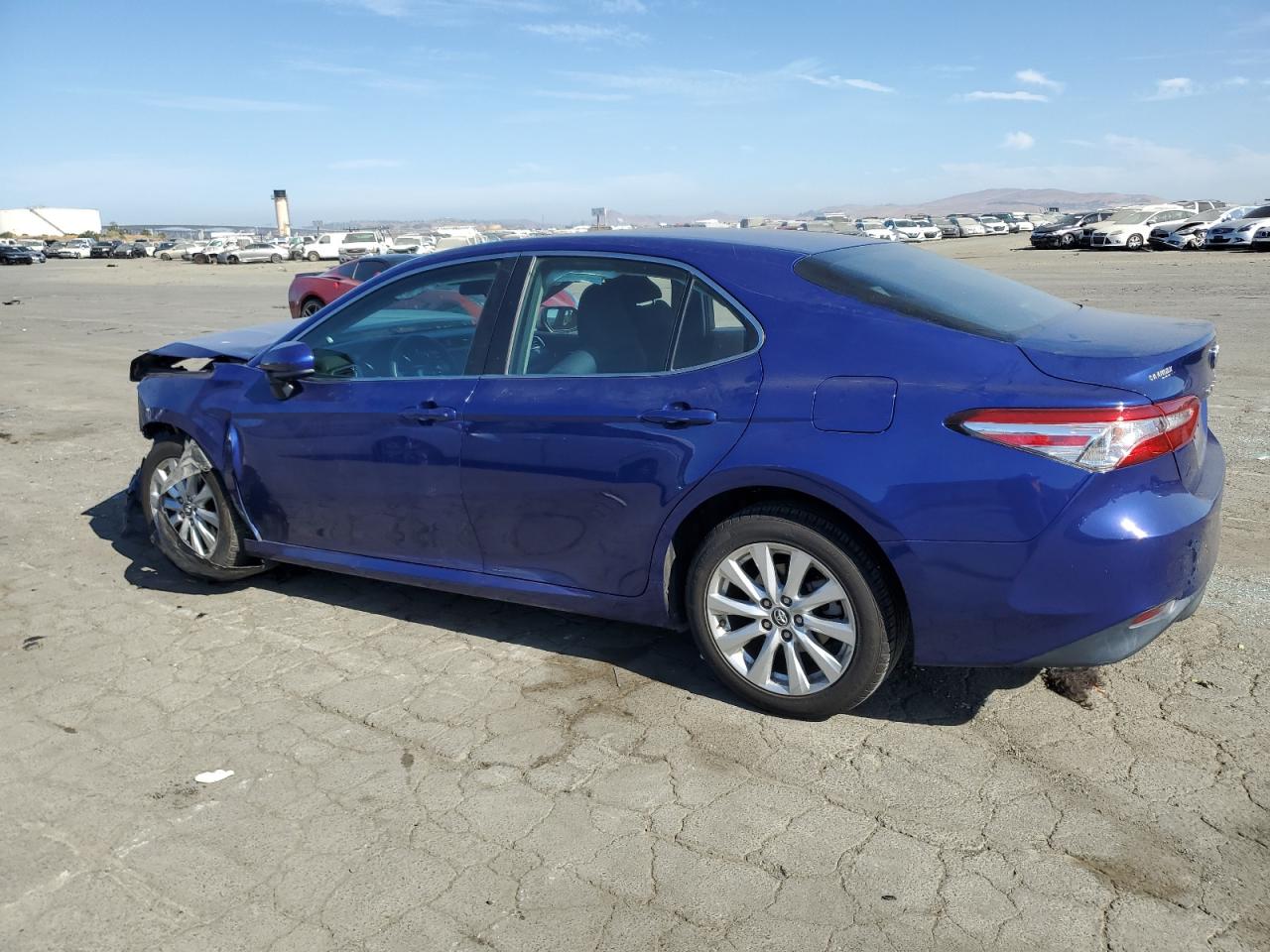 4T1B11HK6JU563285 2018 TOYOTA CAMRY - Image 2