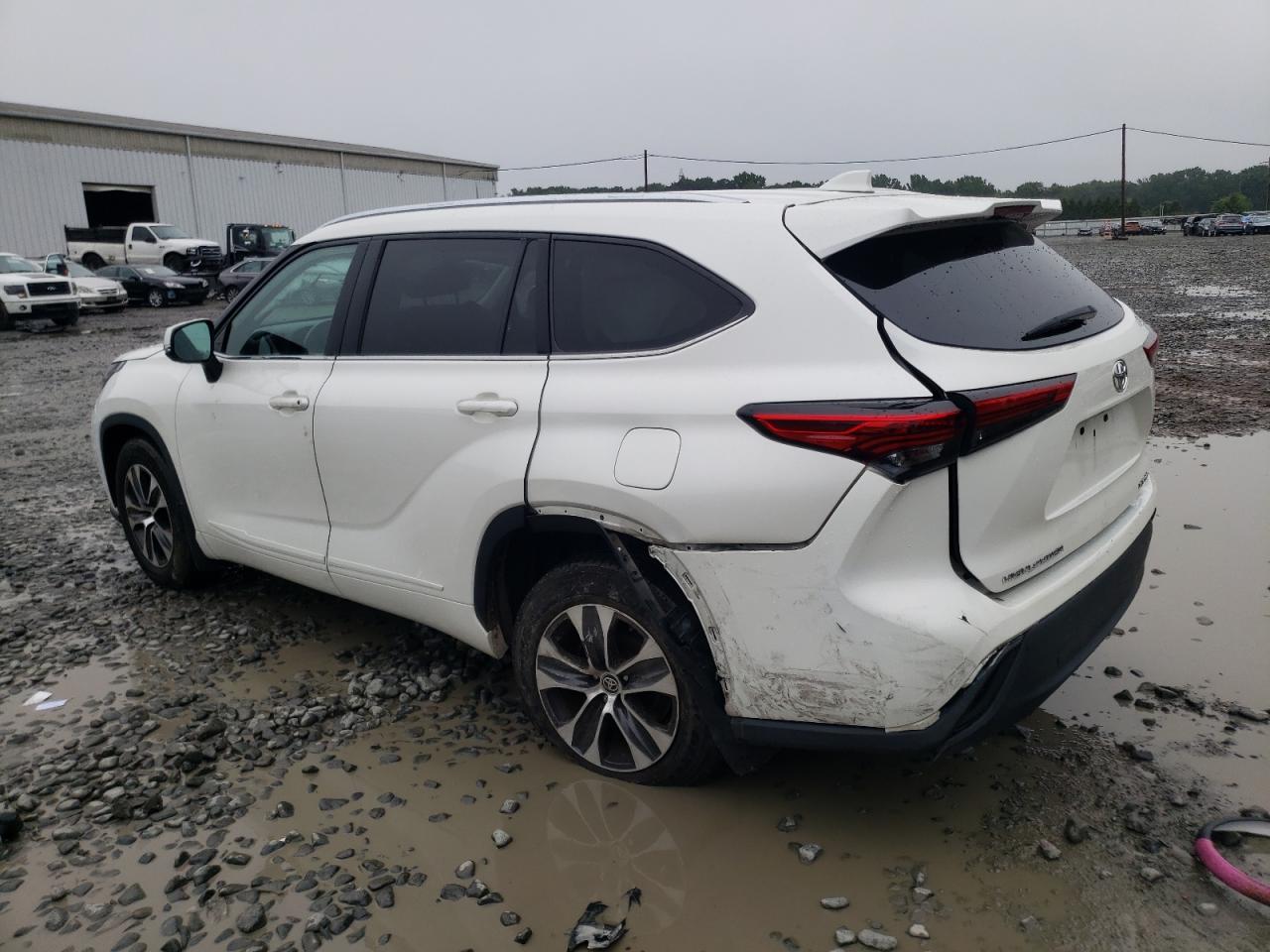 5TDGZRBH8MS527170 2021 Toyota Highlander Xle