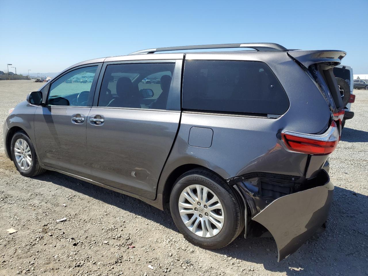 5TDYK3DC8GS714517 2016 TOYOTA SIENNA - Image 2