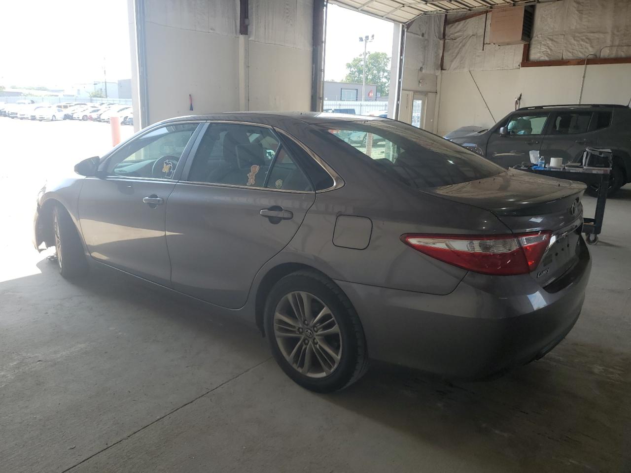 4T1BF1FK4HU752273 2017 TOYOTA CAMRY - Image 2