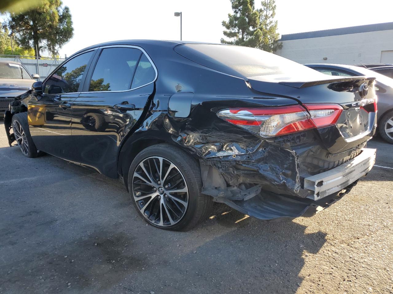 4T1B11HK6JU645100 2018 TOYOTA CAMRY - Image 2