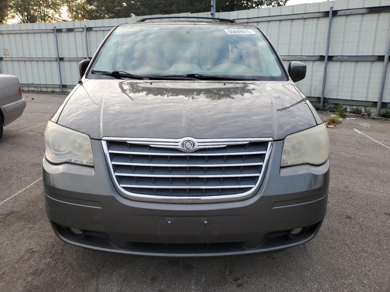 2010 Chrysler Town & Country - Image 5