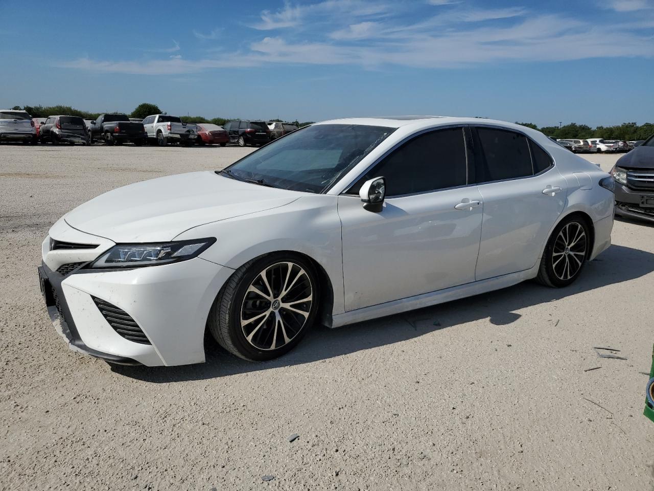 4T1B11HK2JU666445 2018 TOYOTA CAMRY - Image 1