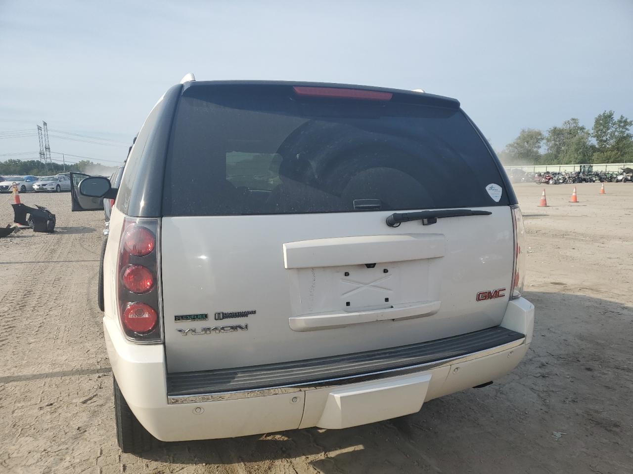 1GKS2EEFXBR130271 2011 GMC Yukon Denali