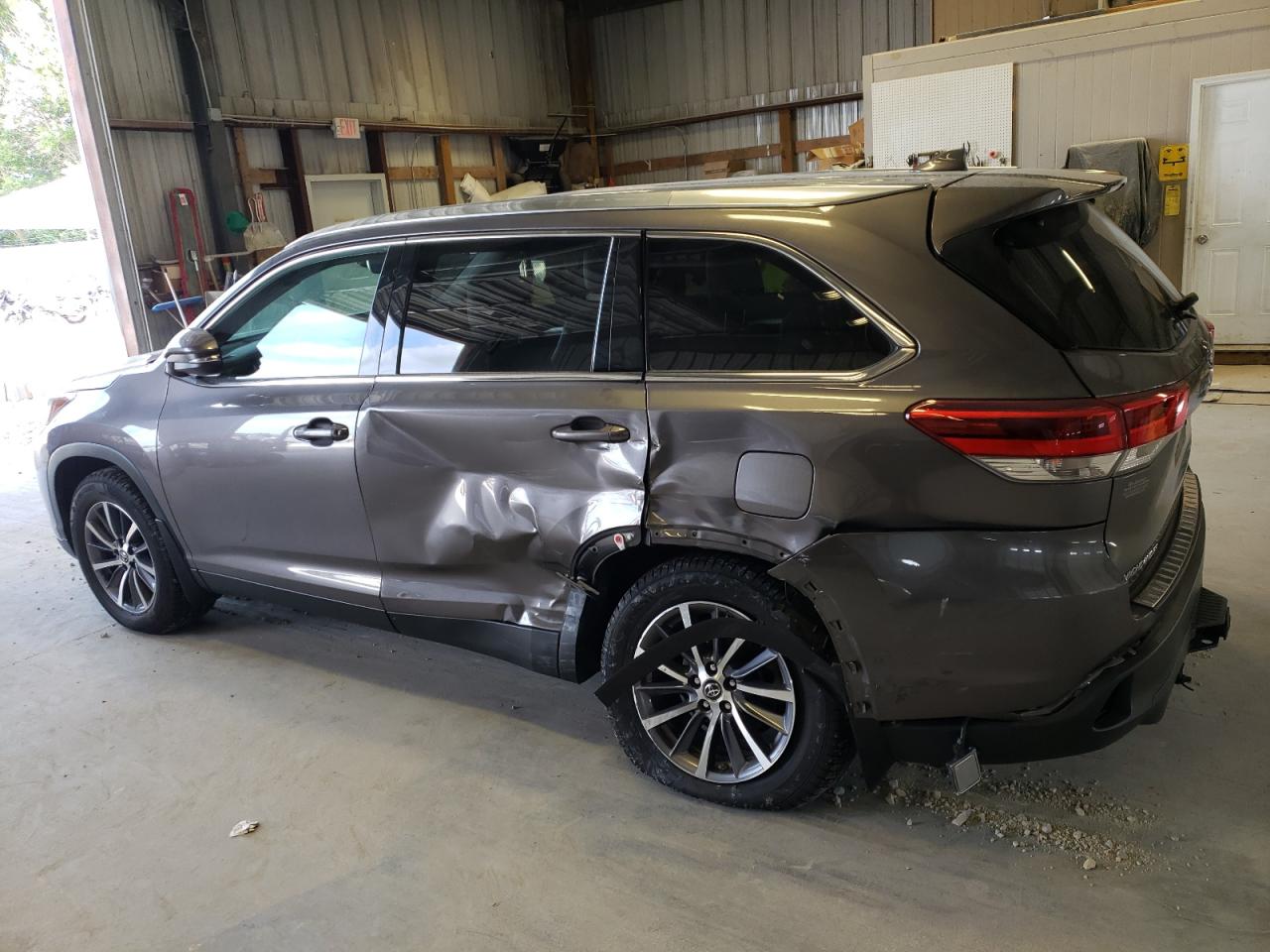 5TDJZRFHXKS591224 2019 TOYOTA HIGHLANDER - Image 2