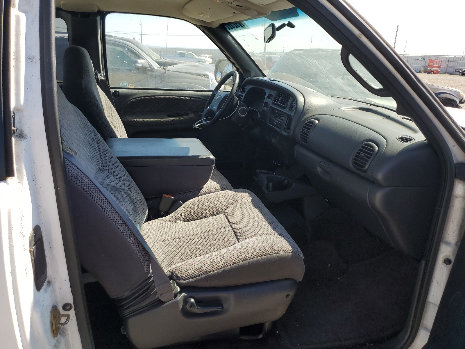 1B7HC13Y5YJ143002 2000 Dodge Ram 1500