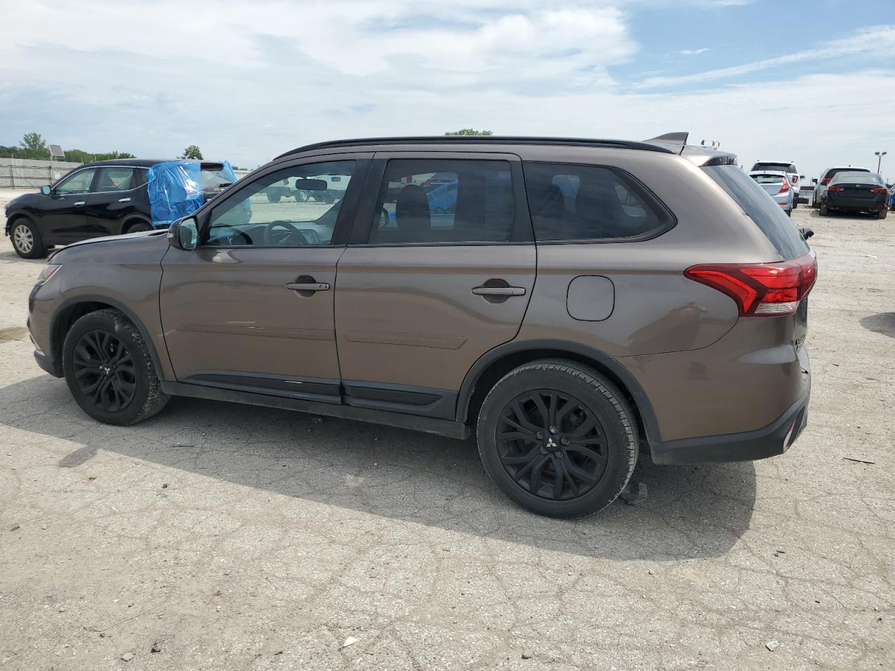 JA4AZ3A33JZ067803 2018 MITSUBISHI OUTLANDER - Image 2