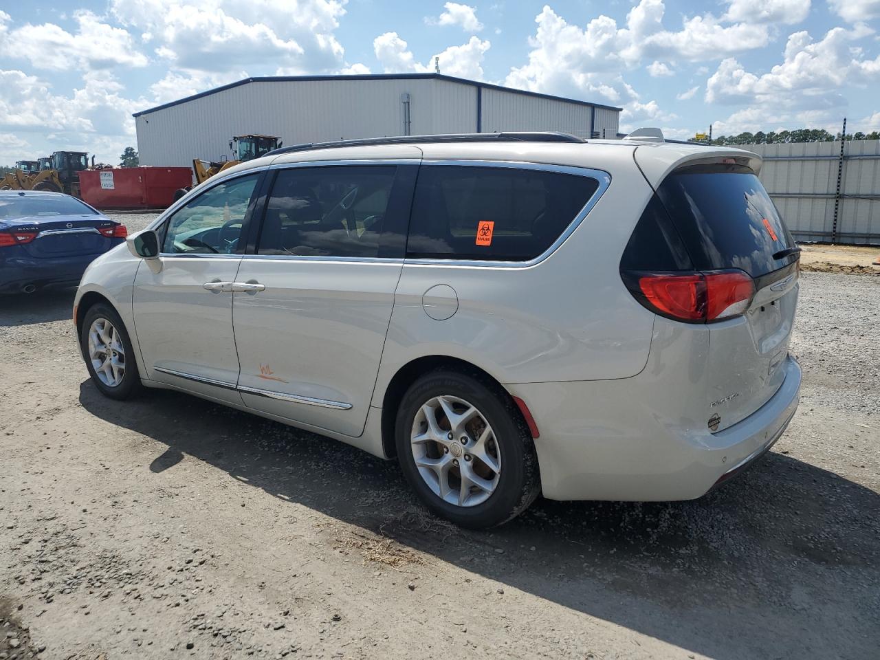 2C4RC1BG1HR611347 2017 CHRYSLER PACIFICA - Image 2