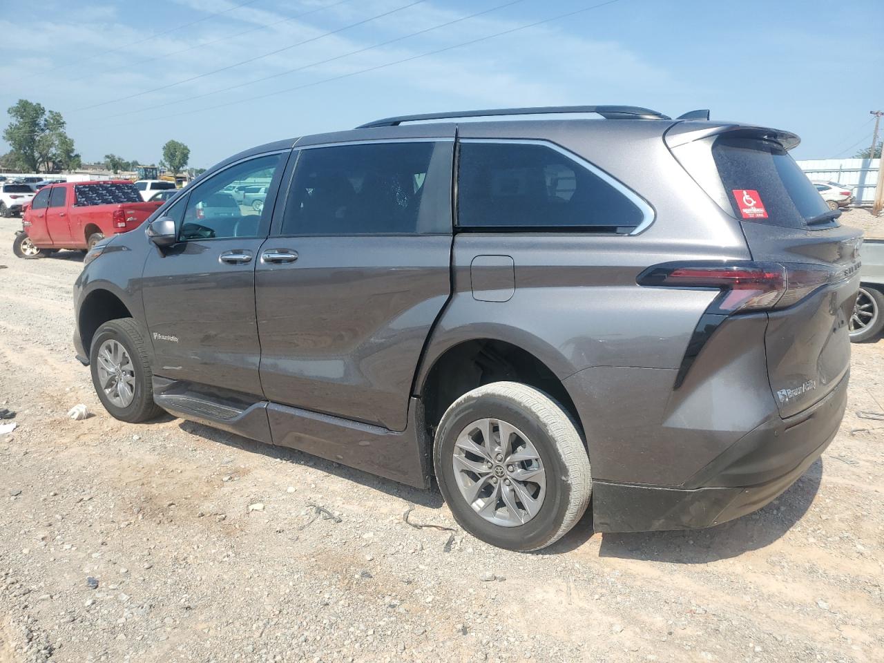 5TDJRKEC4PS157191 2023 TOYOTA SIENNA - Image 2