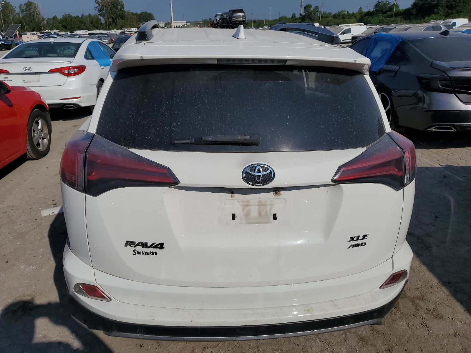 JTMRFREV1HJ173188 2017 Toyota Rav4 Xle