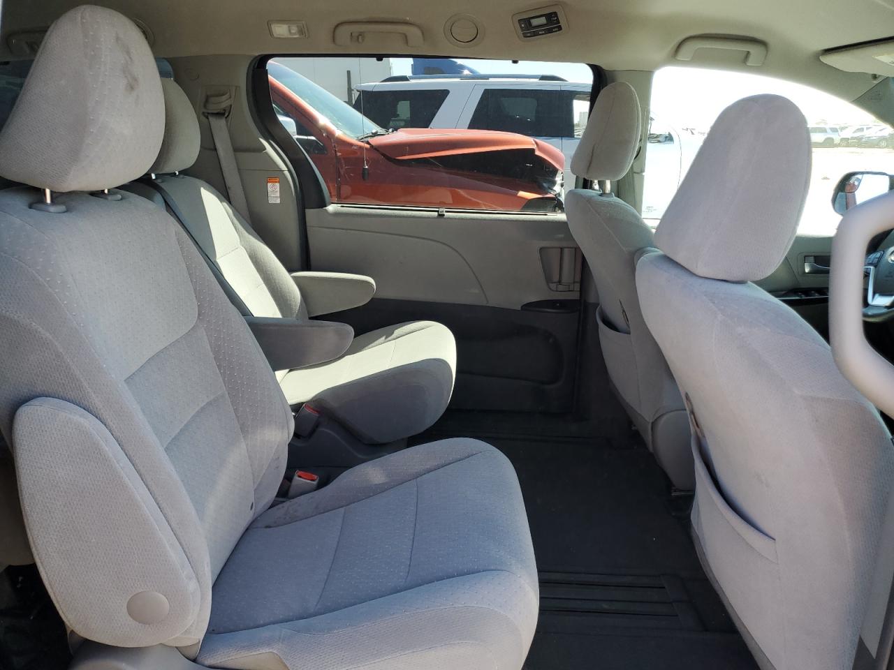 2016 Toyota Sienna - Image 11