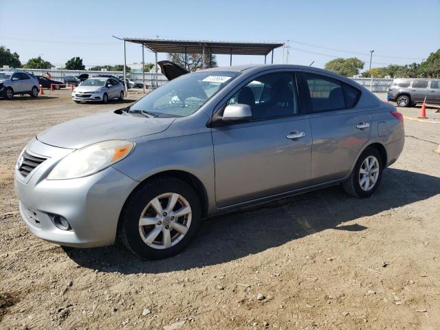 Седани NISSAN VERSA 2012 Сріблястий