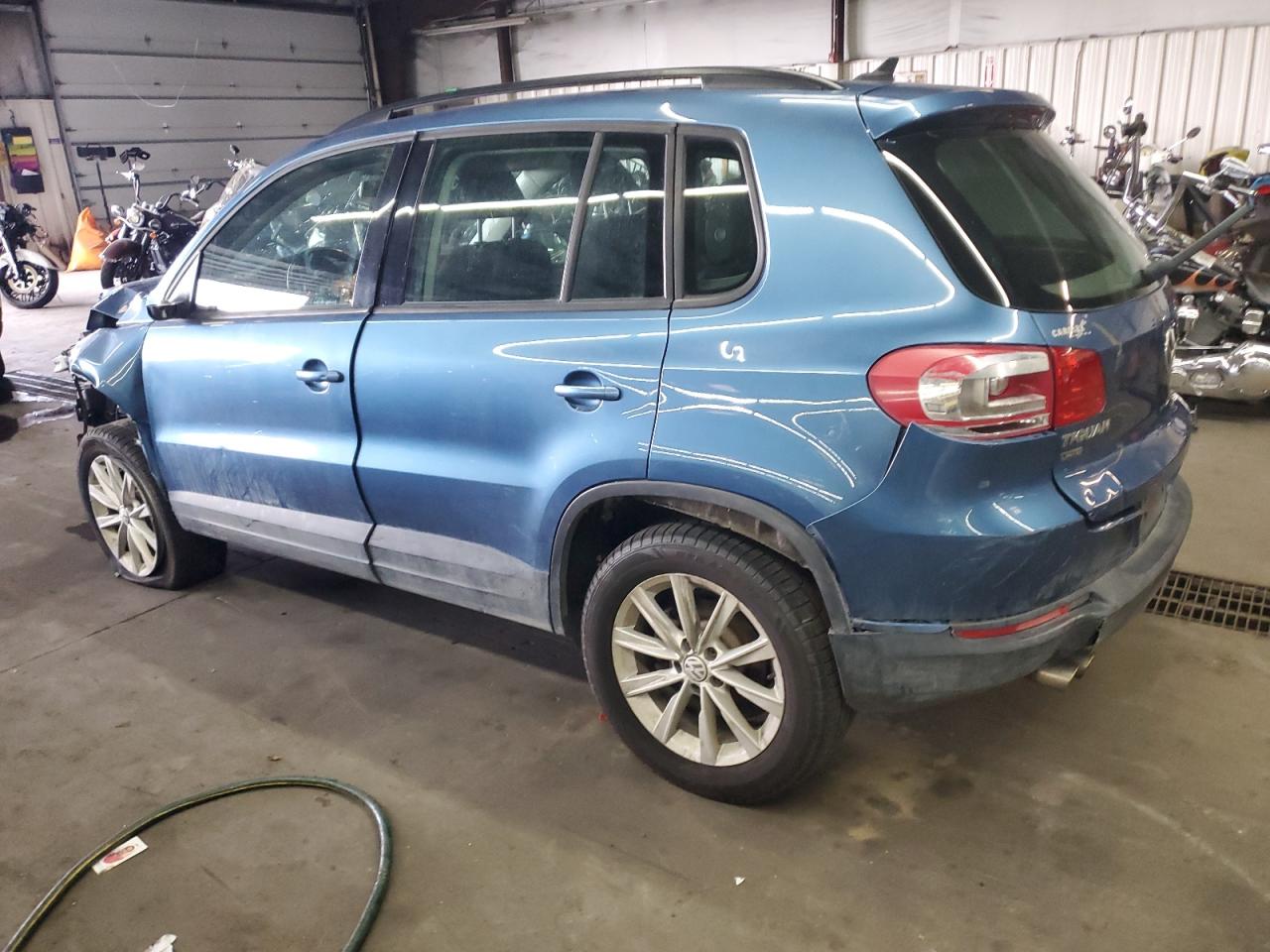 2017 Volkswagen Tiguan - Image 2
