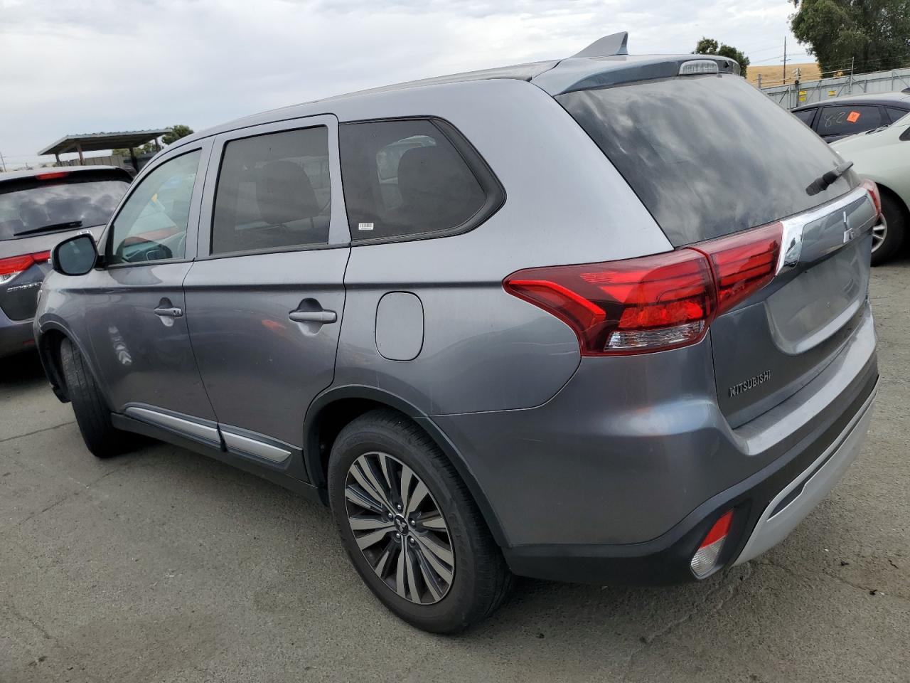 JA4AZ3A35KZ021228 2019 MITSUBISHI OUTLANDER - Image 2