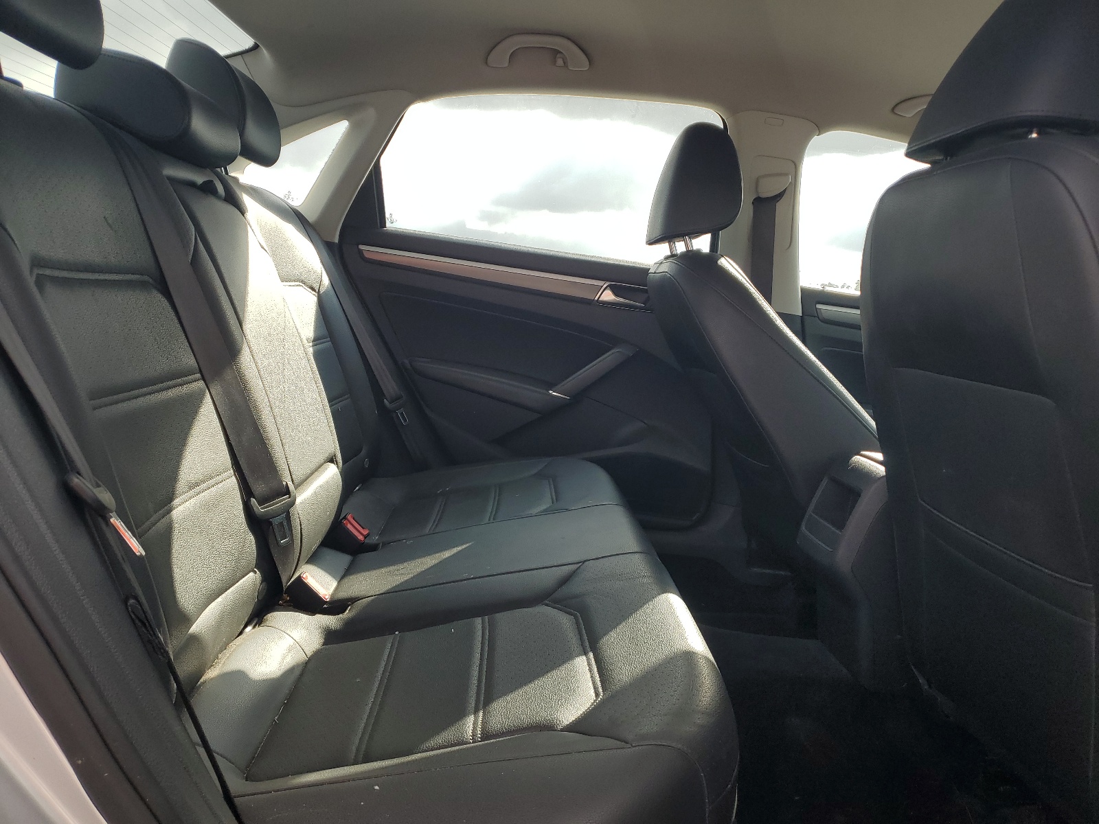 1VWDT7A3XHC059655 2017 Volkswagen Passat R-Line