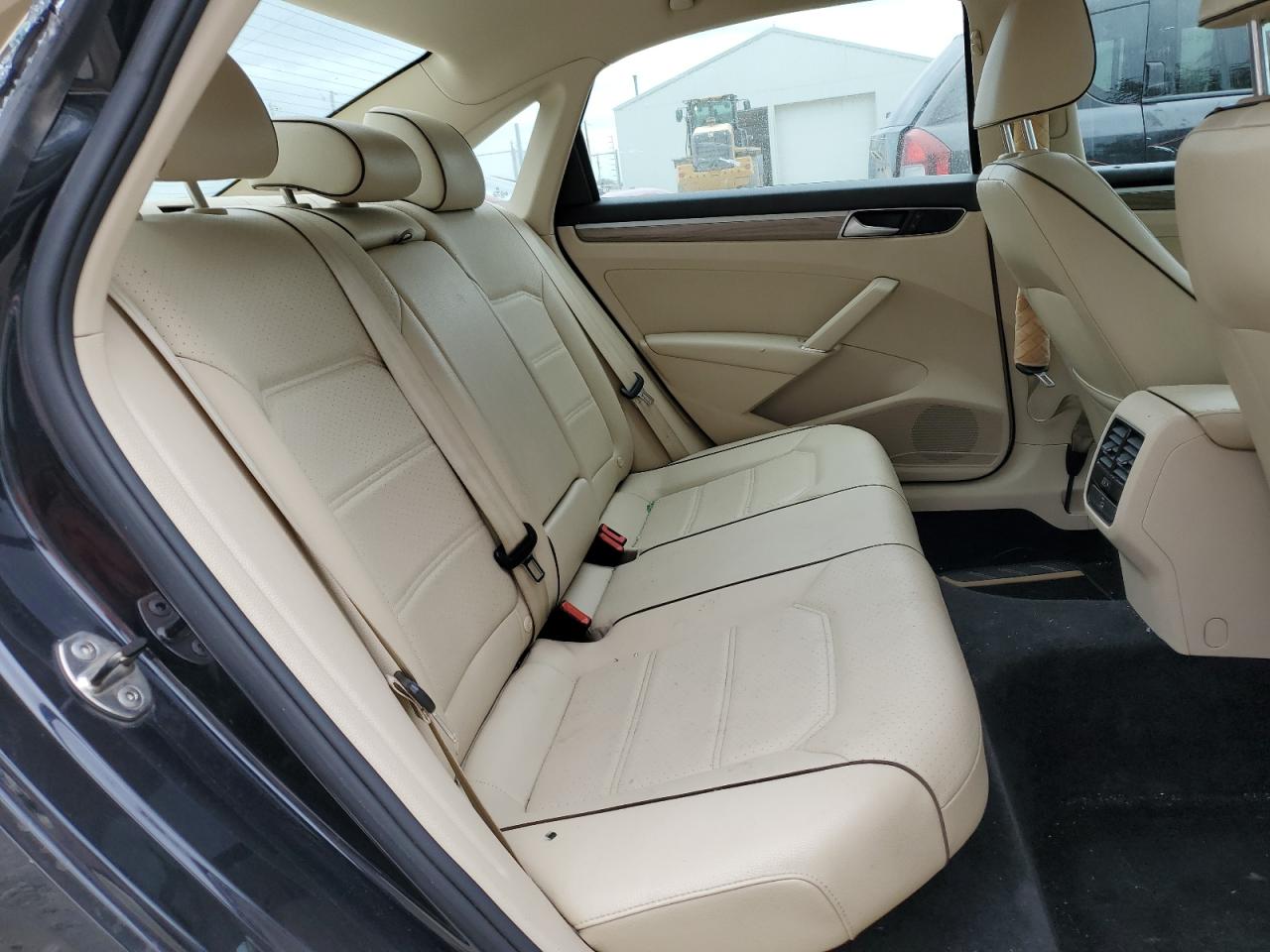 2017 Volkswagen Passat - Image 10