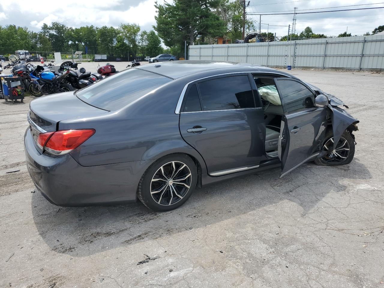 2011 Toyota Avalon - Image 3