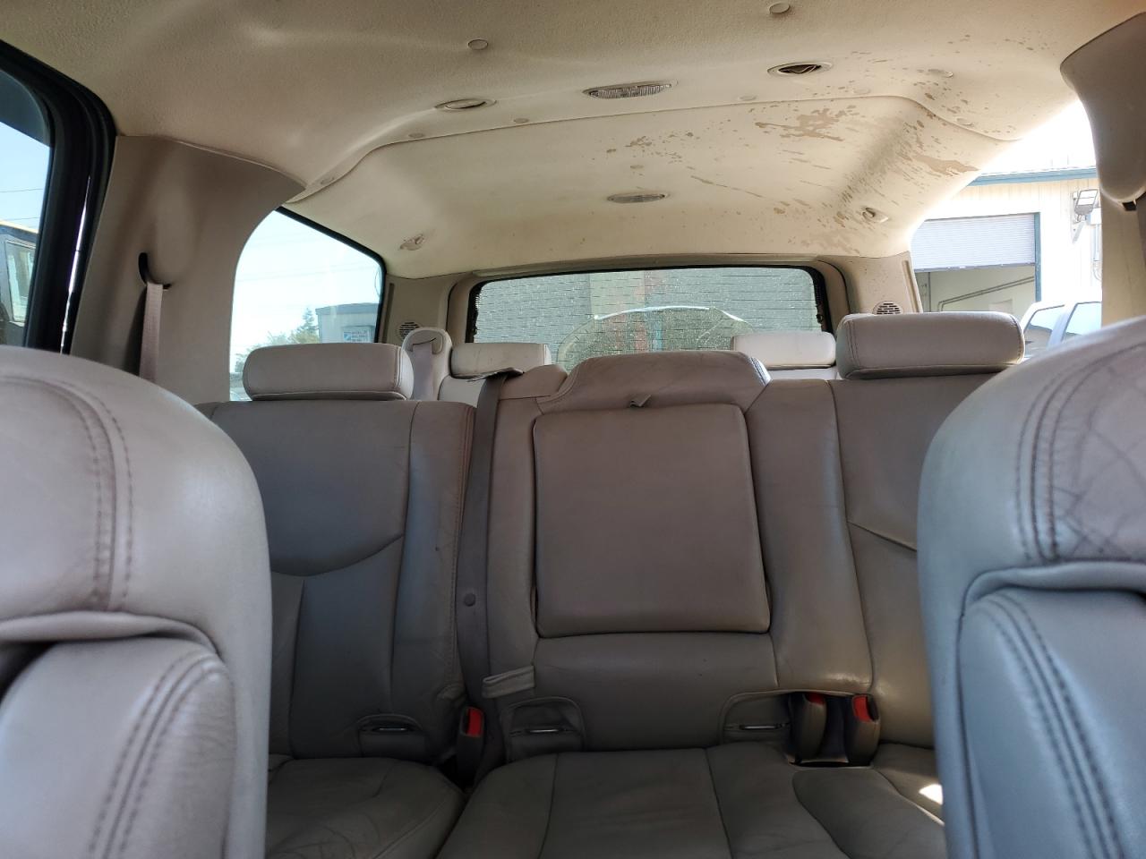 2004 Chevrolet Suburban - Image 10
