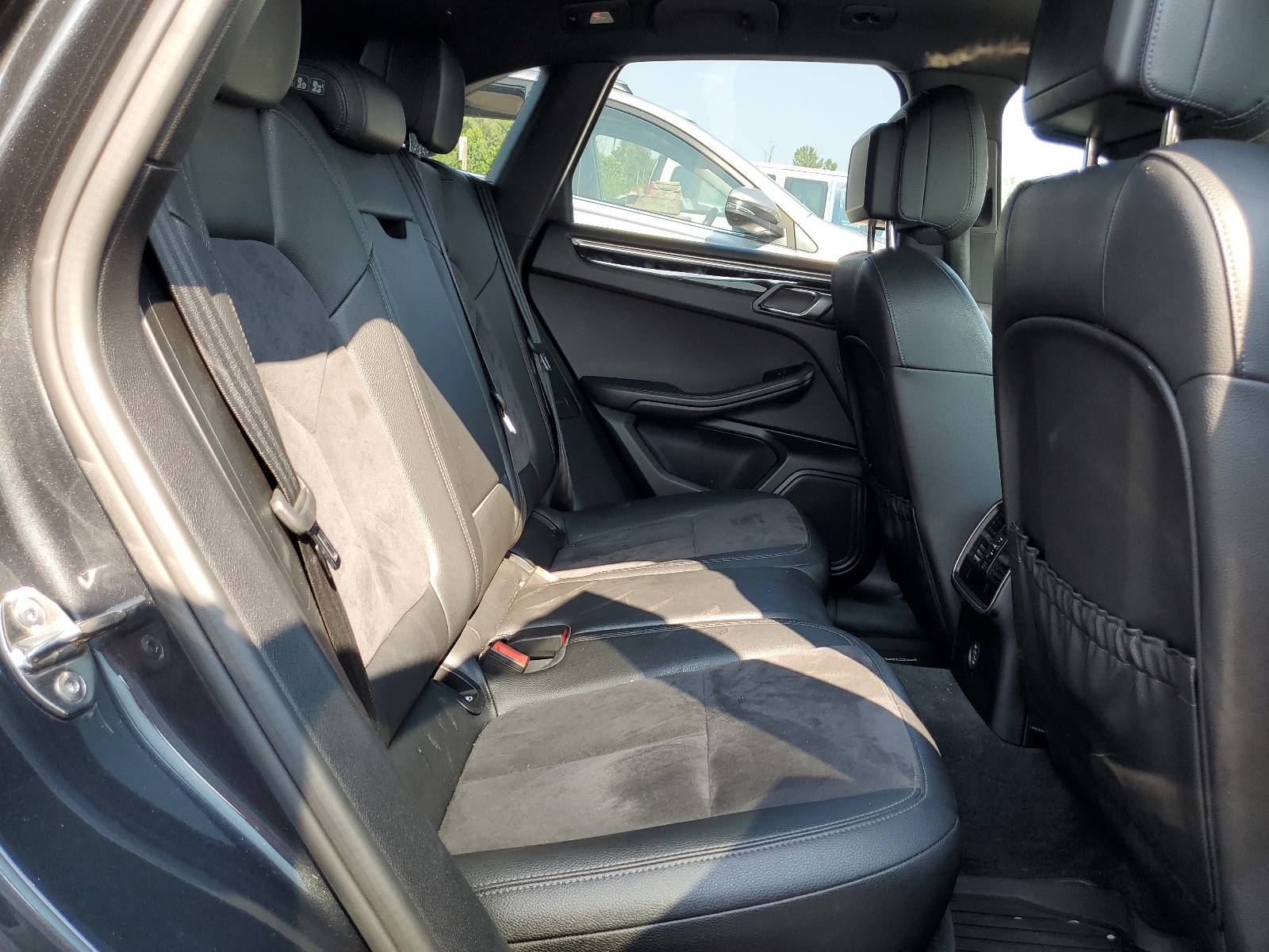 WP1AA2A55KLB04006 2019 Porsche Macan