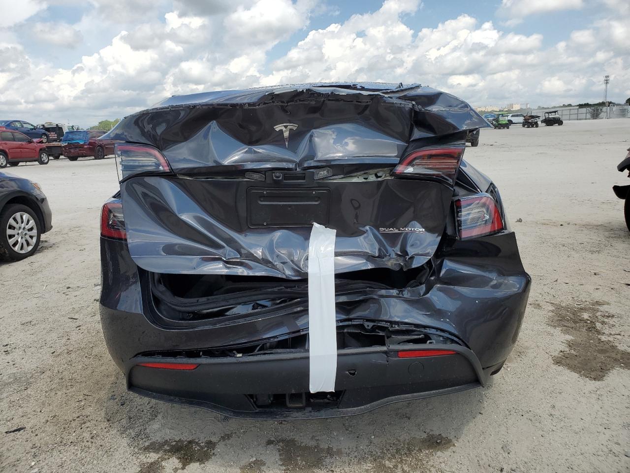 7SAYGDEF5RA288177 2024 Tesla Model Y