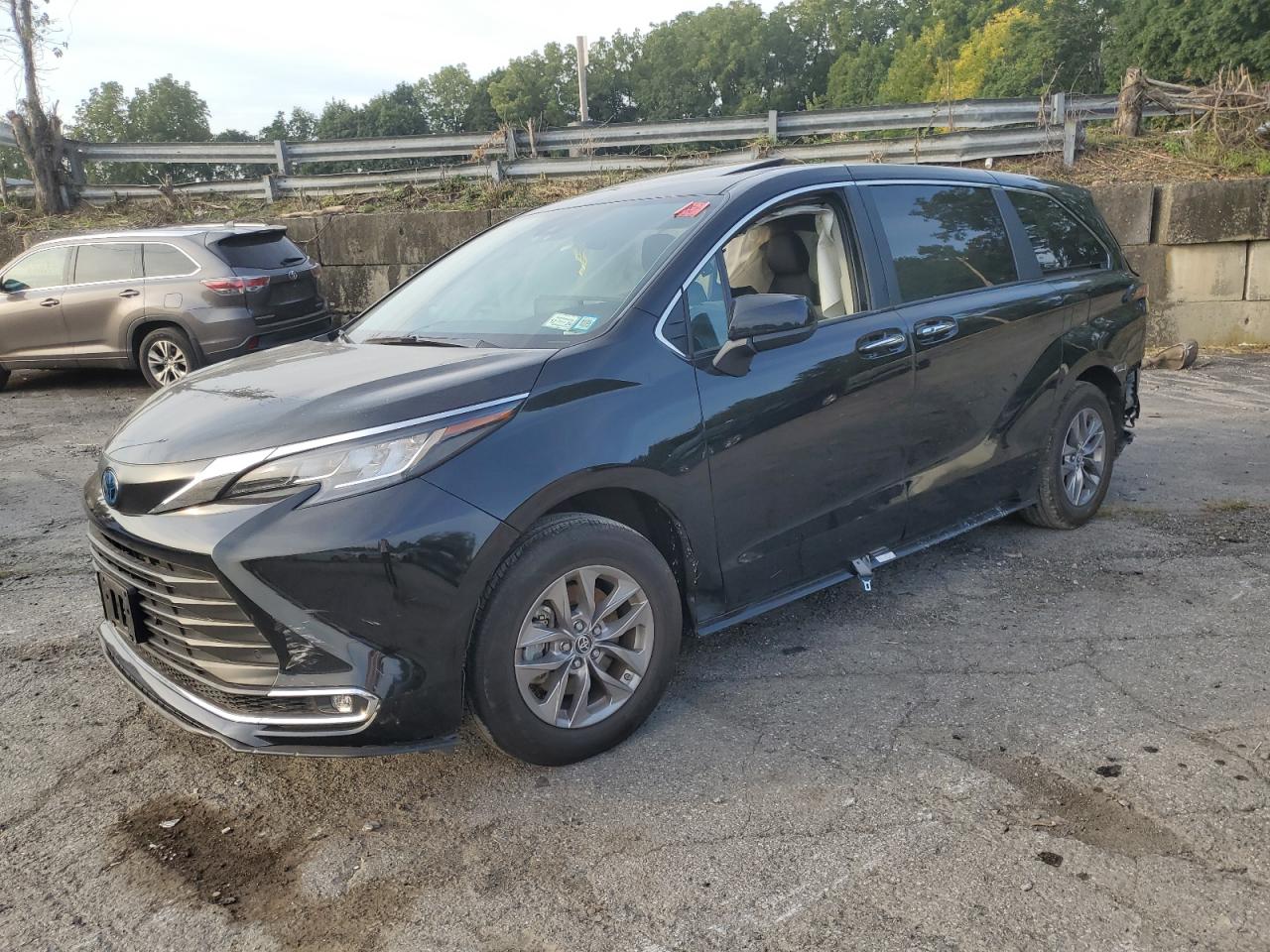 5TDYRKEC4PS146772 2023 TOYOTA SIENNA - Image 1