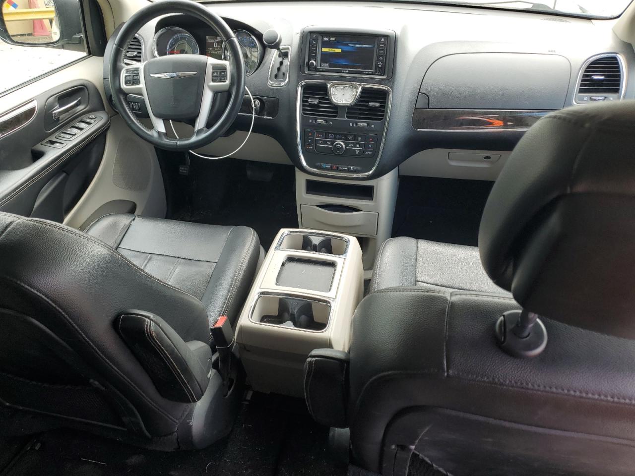 2014 Chrysler Town & Country - Image 8