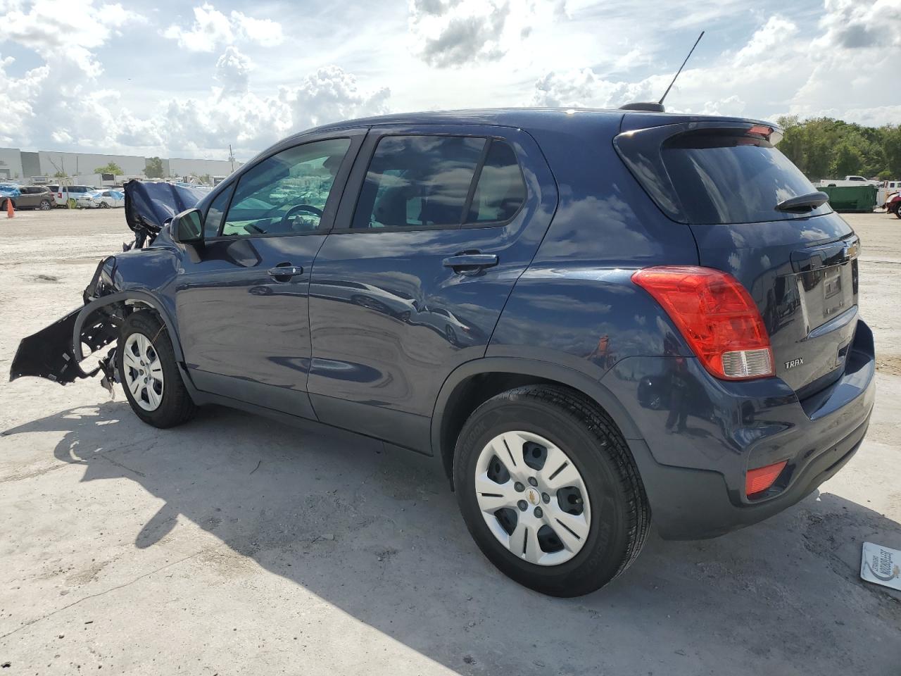 3GNCJKSB9KL113785 2019 CHEVROLET TRAX - Image 2