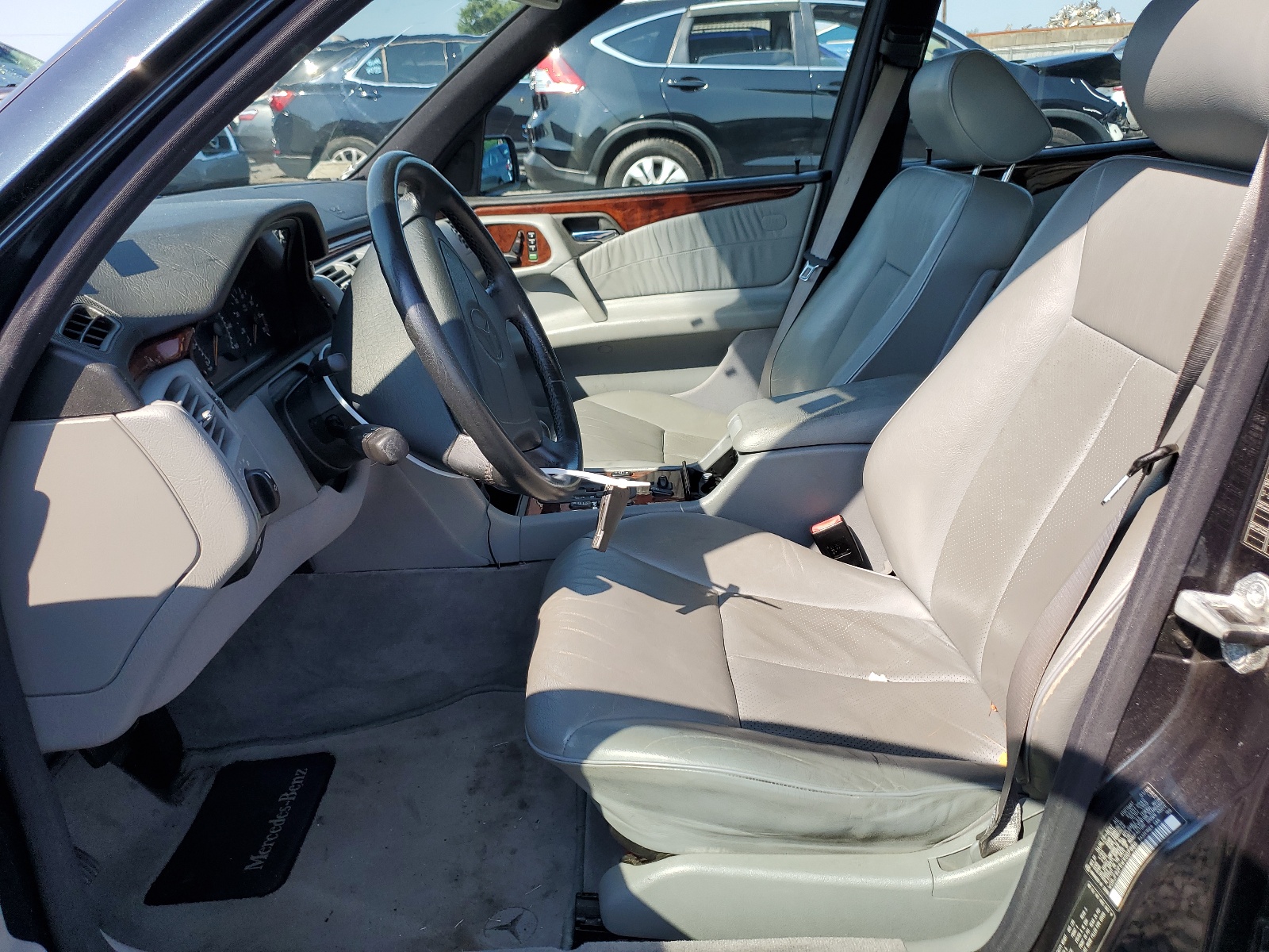 WDBJF82F6WX007889 1998 Mercedes-Benz E 320 4Matic