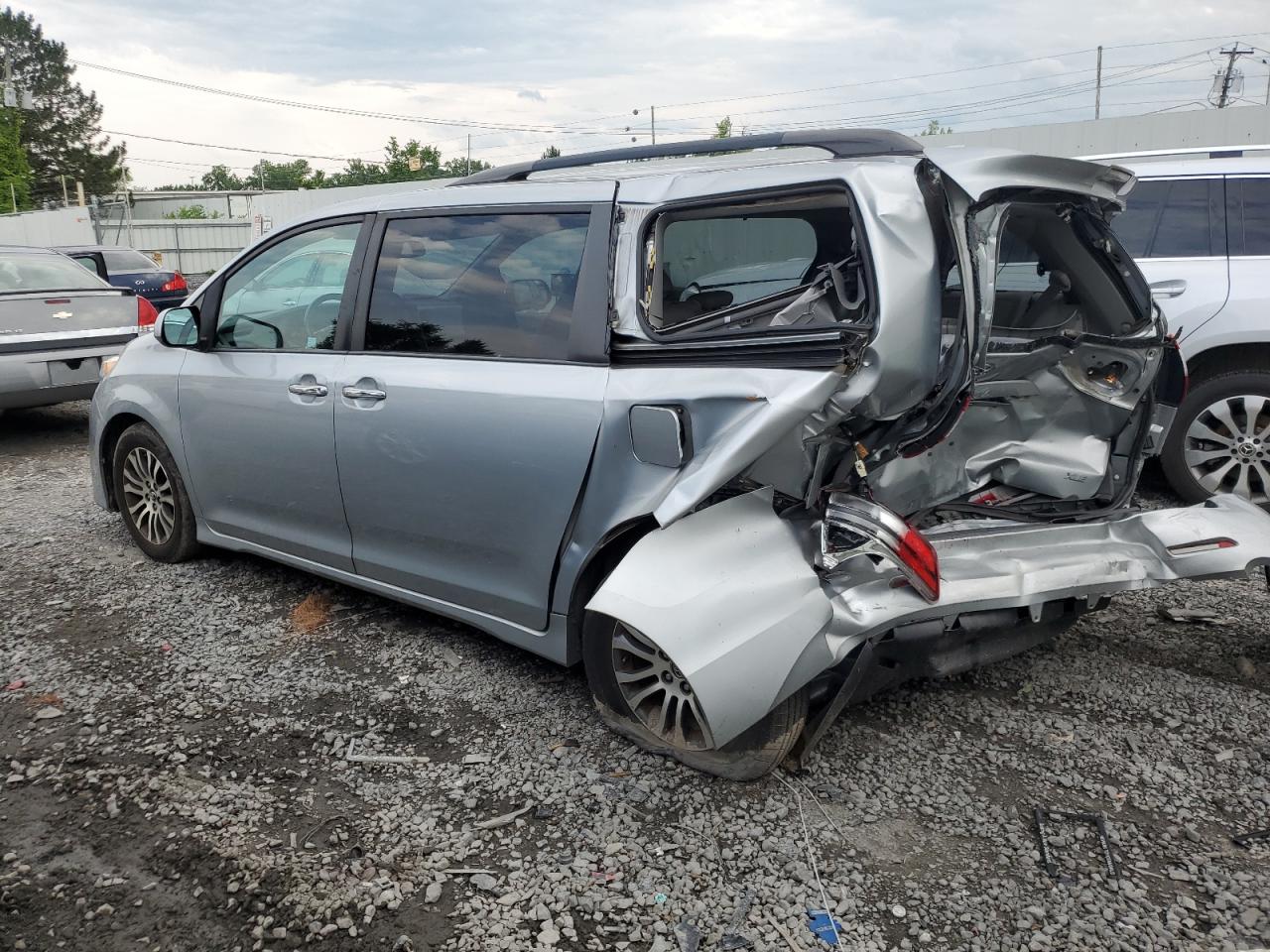 5TDYZ3DC5KS974586 2019 TOYOTA SIENNA - Image 2