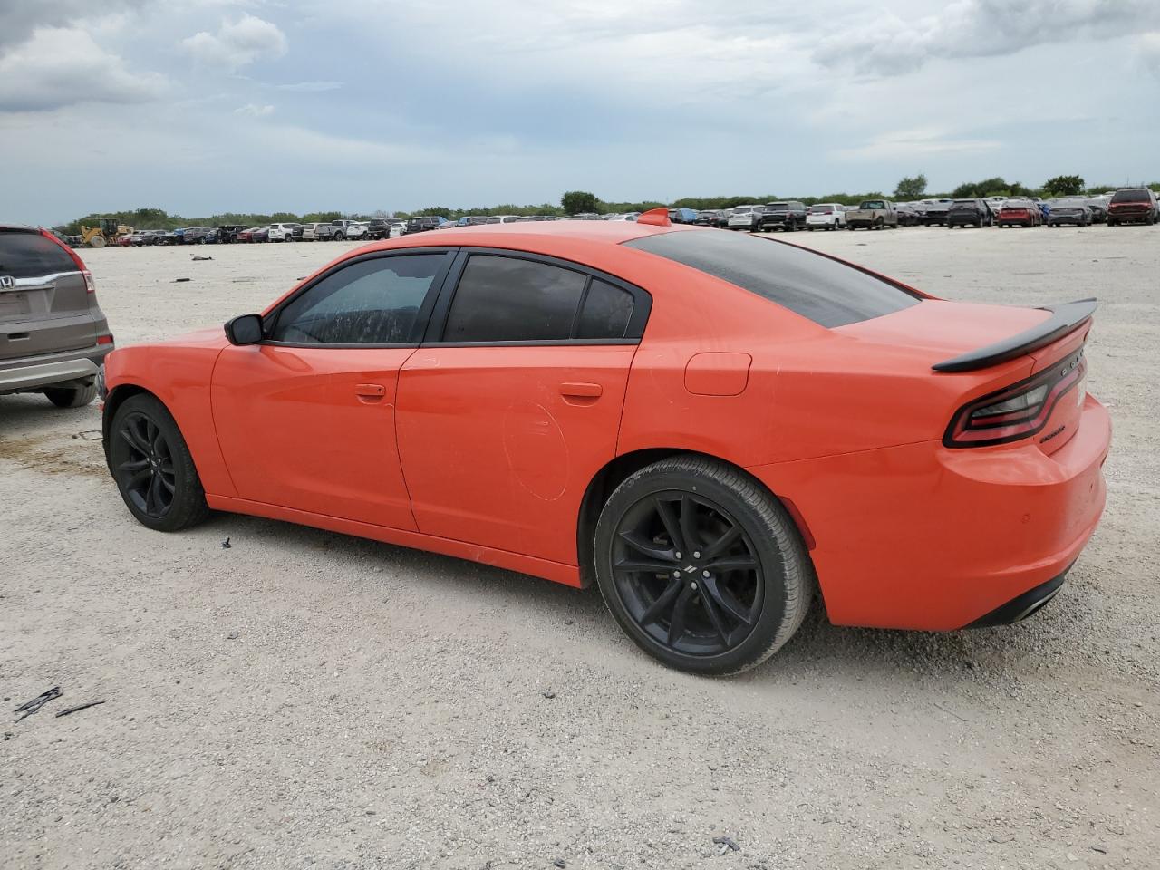 2C3CDXHG3JH157325 2018 DODGE CHARGER - Image 2