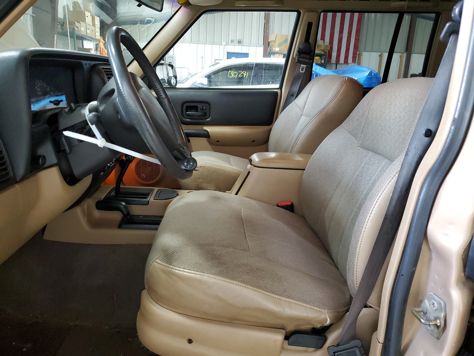 1J4FF58S8YL210572 2000 Jeep Cherokee Classic