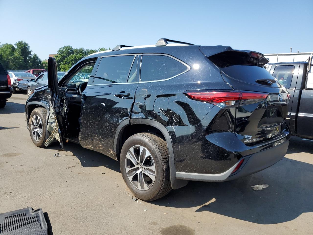 5TDHZRBH2NS221555 2022 TOYOTA HIGHLANDER - Image 2