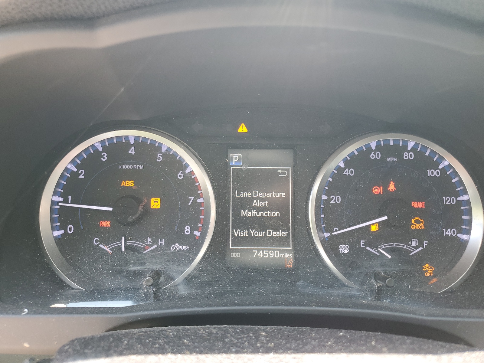 5TDZARFH1JS040205 2018 Toyota Highlander Le