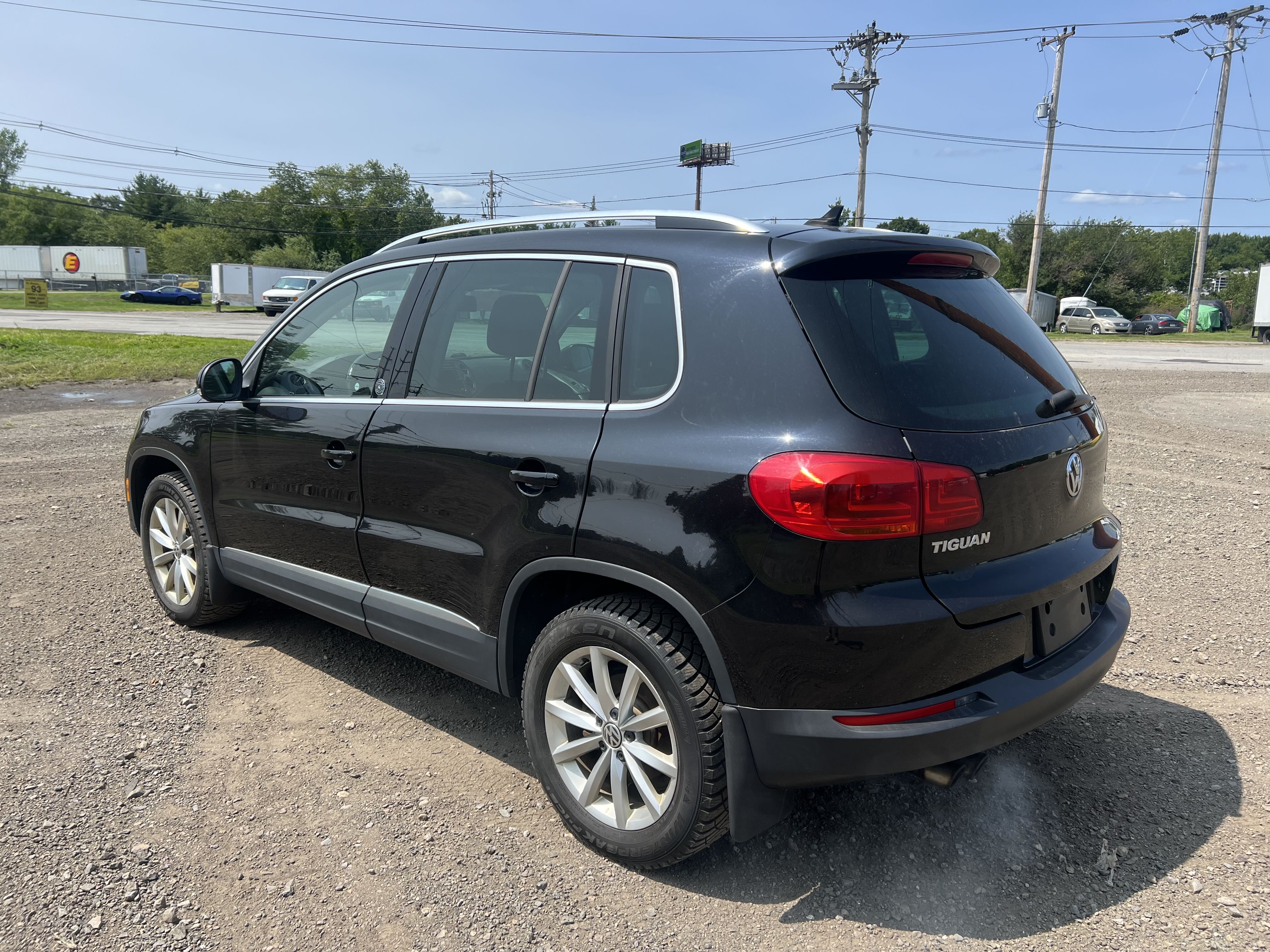 2017 Volkswagen Tiguan Wolfsburg vin: WVGSV7AX9HK019995