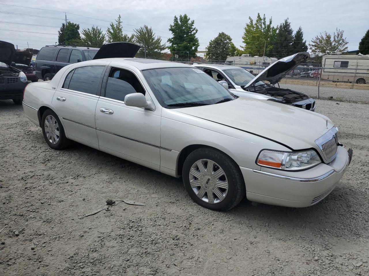 2005 Lincoln Town Car - Image 4