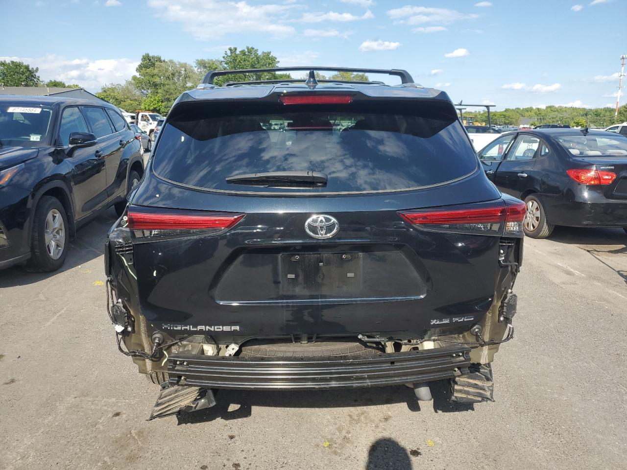 5TDHZRBH4NS581877 2022 Toyota Highlander Xle