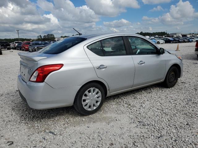  NISSAN VERSA 2017 Srebrny