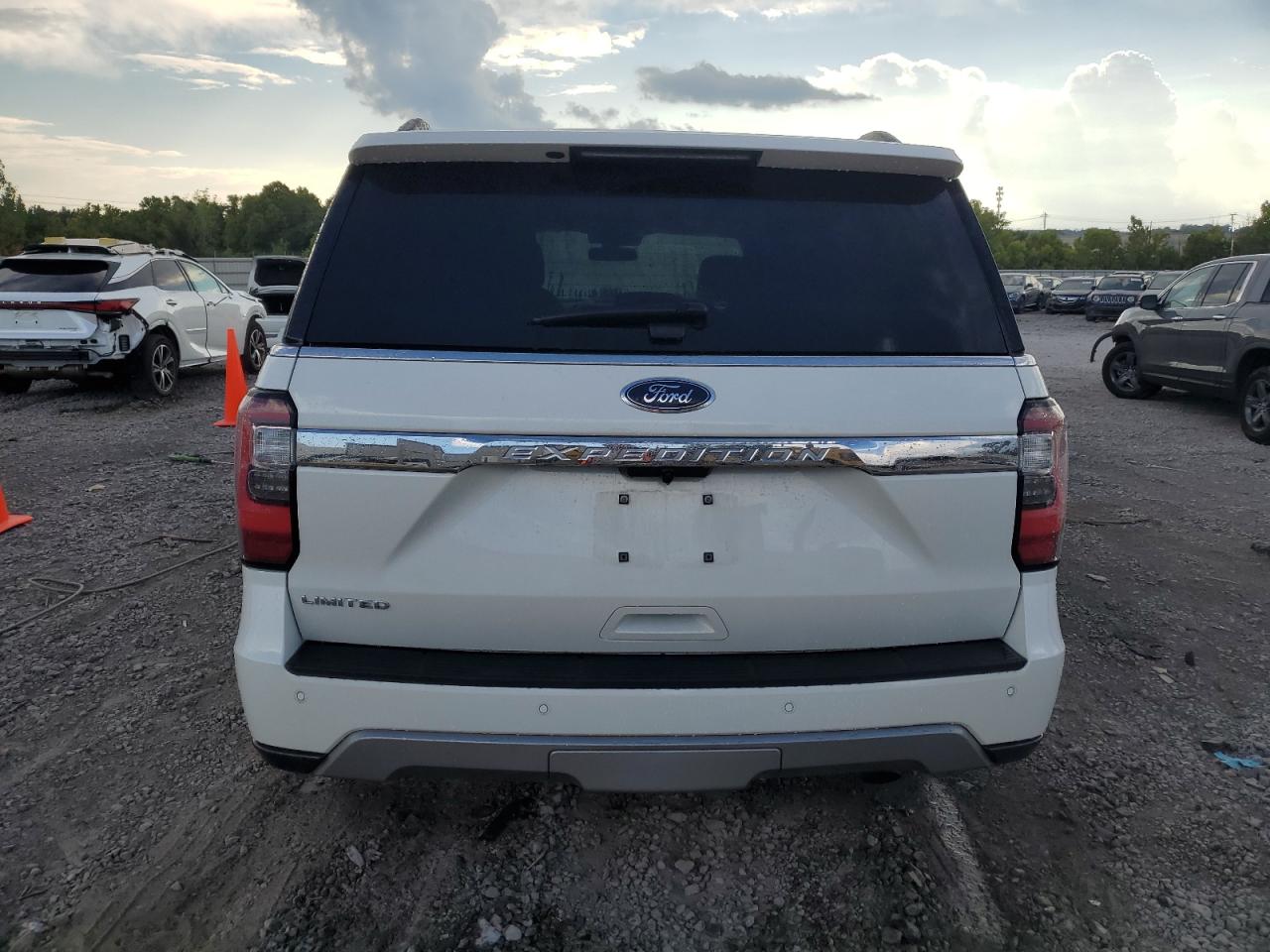 1FMJU1KT2MEA85563 Ford Expedition  6