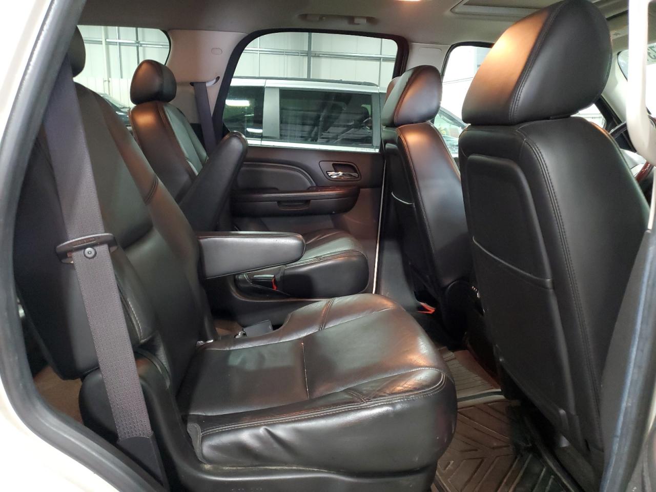 2009 Cadillac Escalade - Image 11