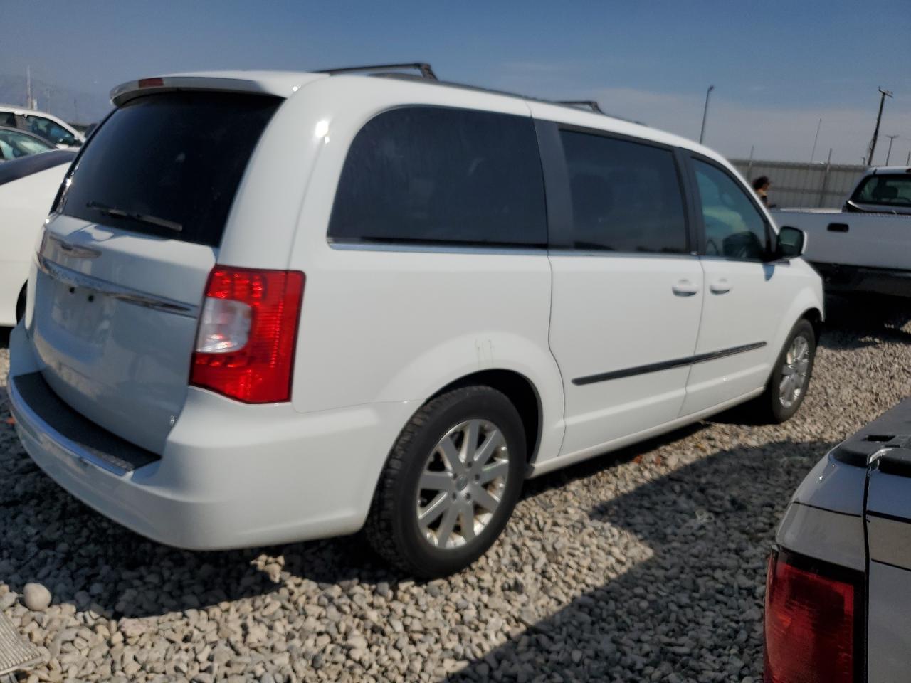 2014 Chrysler Town & Country - Image 3