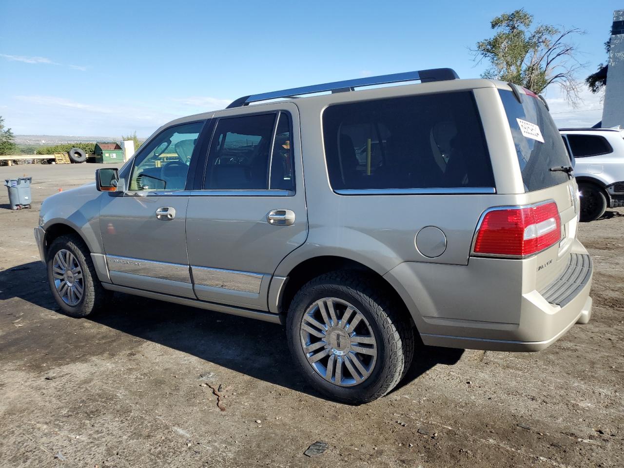 2008 Lincoln Navigator - Image 2