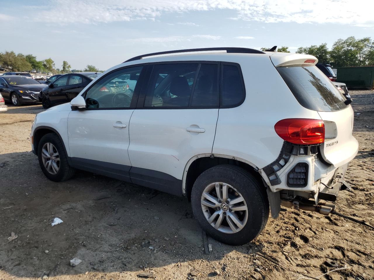 WVGBV7AX8HK000130 2017 VOLKSWAGEN TIGUAN - Image 2