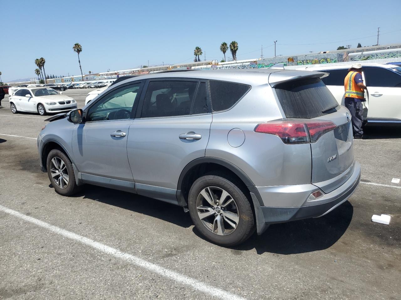 JTMWFREV1JD123365 2018 TOYOTA RAV 4 - Image 2