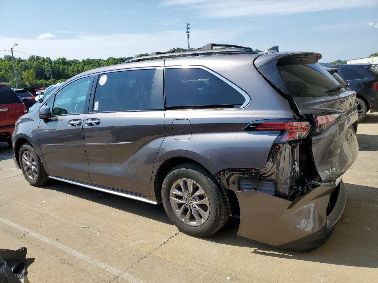 5TDYRKEC2NS136075 2022 TOYOTA SIENNA - Image 2