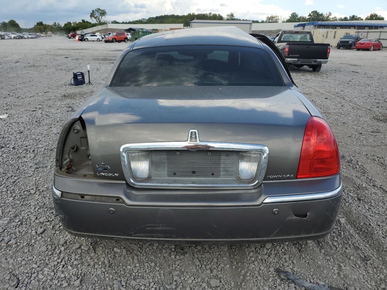 2003 Lincoln Town Car Signature VIN: 1LNHM82W73Y680066 Lot: 89272855