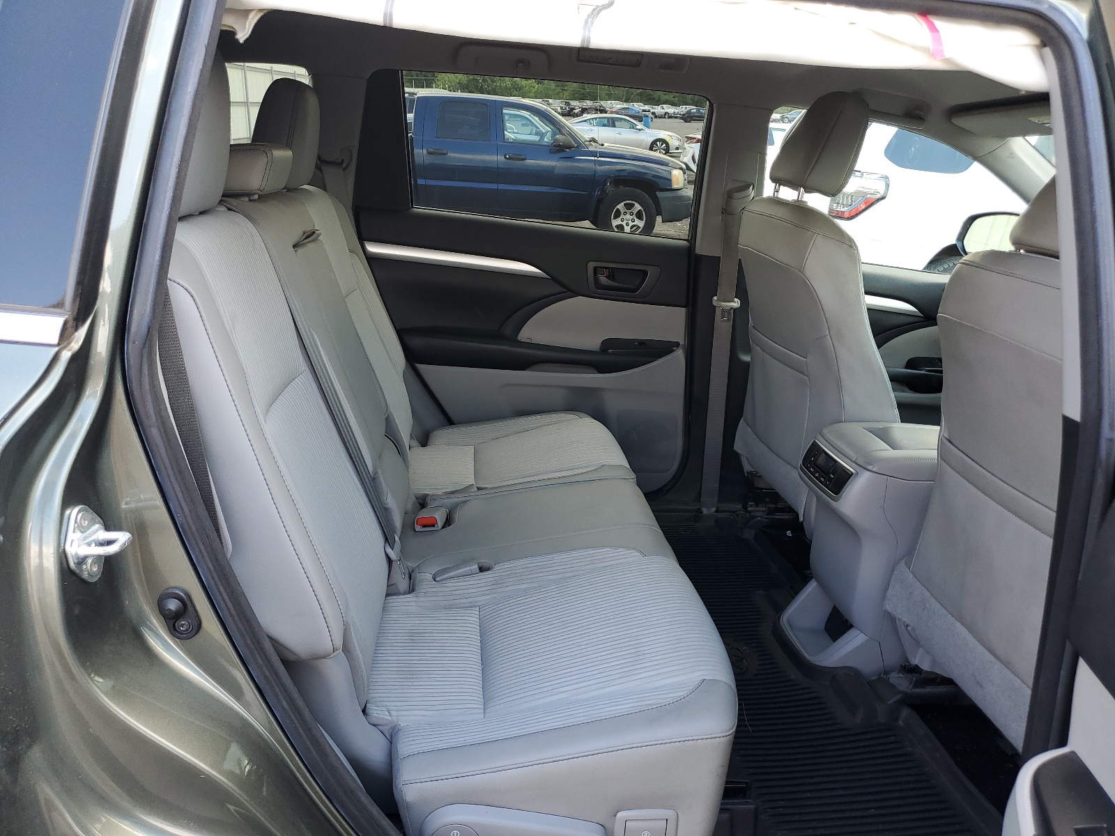 5TDBZRFH9JS821760 2018 Toyota Highlander Le