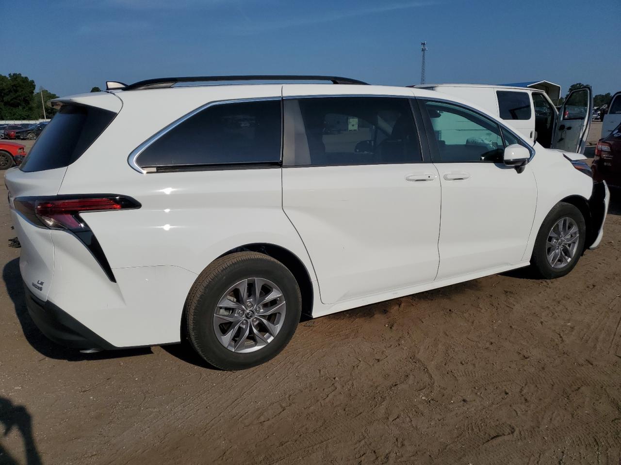 2022 Toyota Sienna - Image 3
